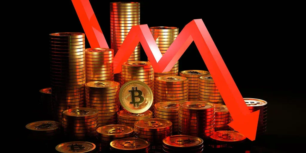 Bitcoin-Down-Arrow-Shutterstock_2077303516-gID_7.webp